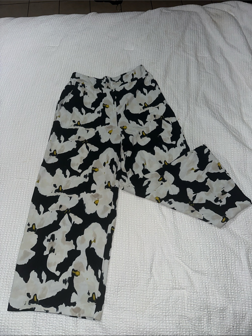 Nine West Black & White Floral Cropped Wide-Leg Pants with Yellow Accents